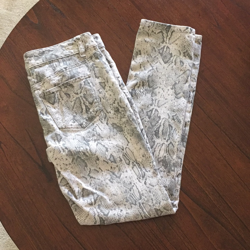 EUC - THE LIMITED DENIM 678 JEANS